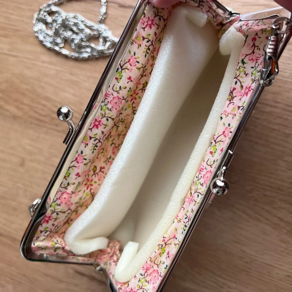 Vintage Anna Sui Y2K Pastel Embroidered Sequin Kiss-Lock Chain Clutch Purse Flor